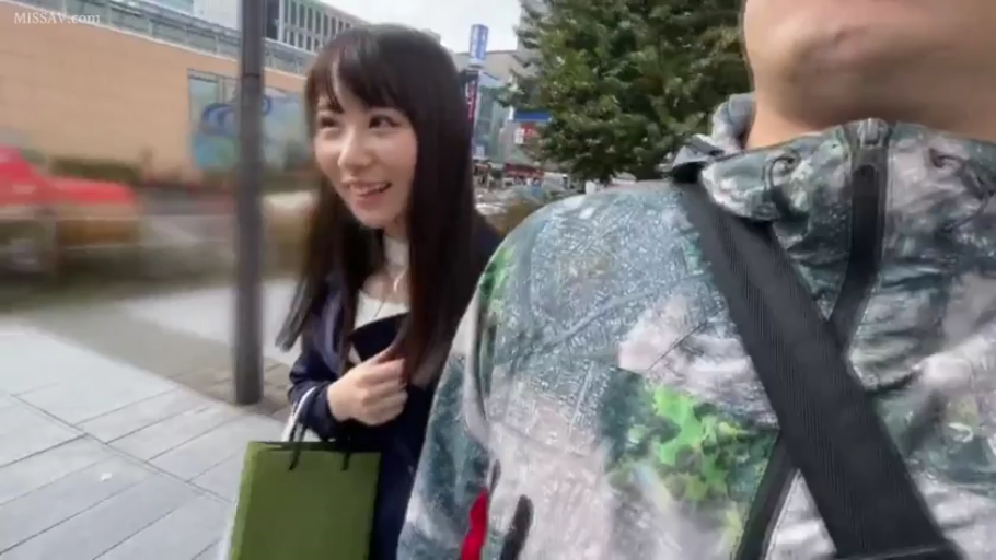 中景 · 微笑 · POV视角 · 行走 · 室外街道 · 手提袋 · 迷彩外套 · 逛街