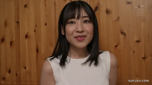 顔部のクローズアップ · 微笑 · 对视 · 长发 · 正面 · 白色无袖上衣 · 木质墙壁室内