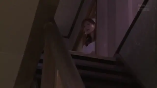 护士服 · 站立 · 站姿 · 平静 · 楼梯间 · 昏暗