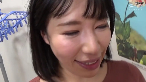 室内 · 脸部特写 · 微笑 · 注视 · 仰视 · 短发 · 晾衣架 · 褐色上衣