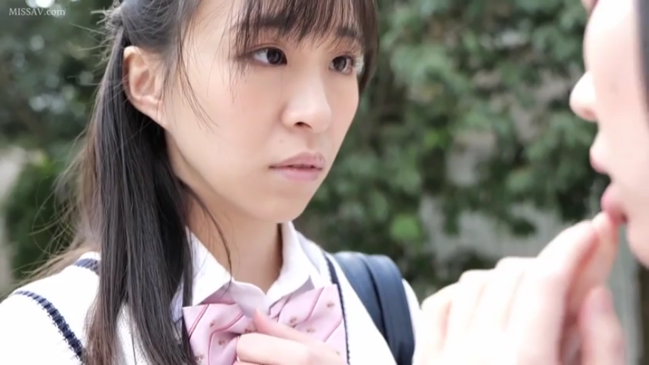 严肃 · 脸部特写 · 站立 · 对视 · JK制服 · 户外 · 日本AV · 书包