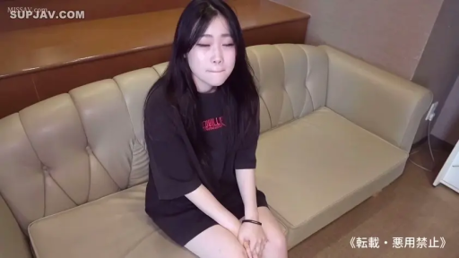 坐姿 · 羞澀 · 沙发 · 面对镜头 · 客廳 · 半身特寫 · 黑色长发 · 黑色大码T恤