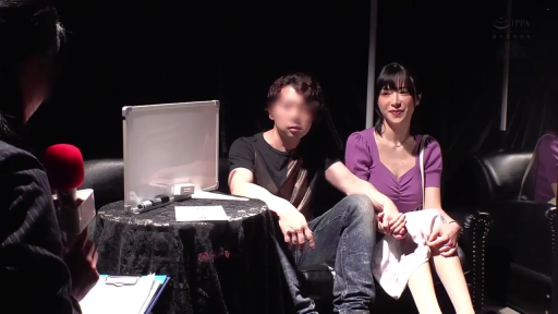 坐姿 · 中景 · 微笑 · 麦克风 · 演播室 · 紫色上衣 · 采访 · 面部打码