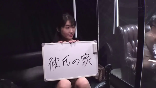 室內 · 站立 · 展示 · 中景 · 平靜 · 常服 · 文字 · 白板