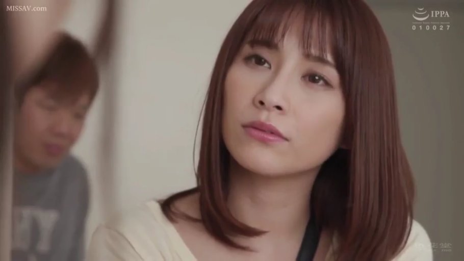 室内 · 严肃 · 脸部 · 注视 · 正面 · 日本AV · 浅色上衣