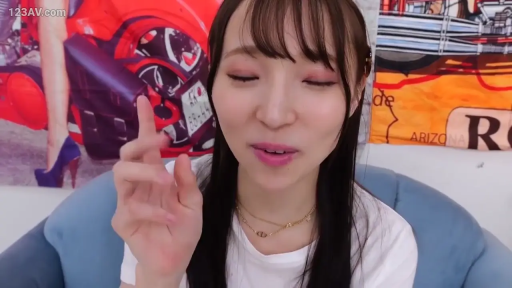 室内 · 坐姿 · 微笑 · 面部特写 · 白色T恤 · 说话