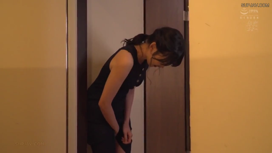 室內 · 低頭 · 彎腰 · 日常 · 整理衣物 · 黑色無袖連衣裙