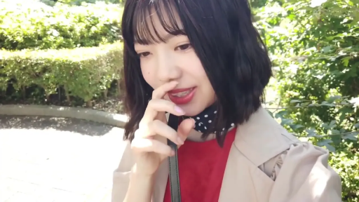 面部 · 站立 · 微笑 · 清纯 · 户外 · 包带 · 风衣配红衣 · 手扶口罩