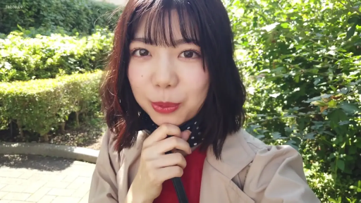 脸部特写 · 口罩 · 俏皮 · 直视镜头 · 卡其色风衣 · 户外公园 · 手托下巴 · 清纯自拍