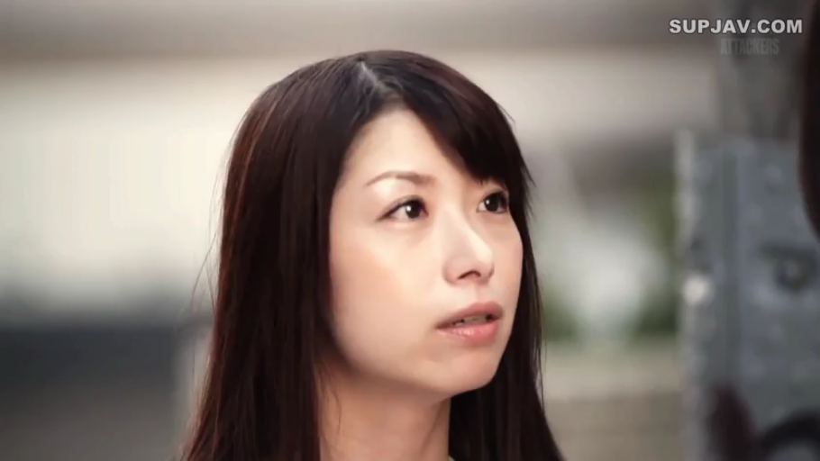 严肃 · 脸部 · 站姿 · 凝视 · 户外 · 便装 · 亚洲女性