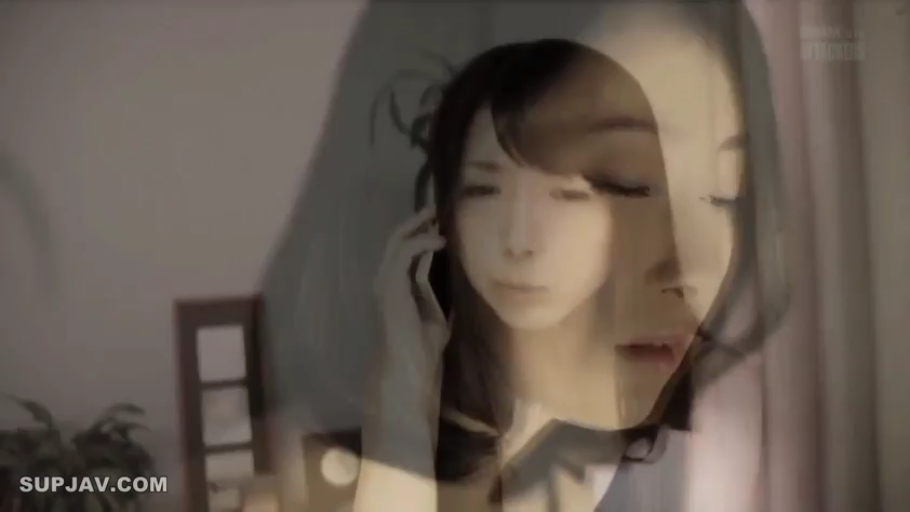 Indoor · Melancholy · 面部特写 · 手机 · 打电话 · 日常服 · 侧头 · 多重曝光