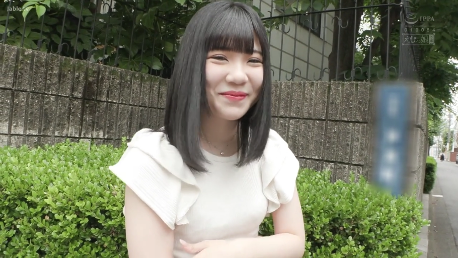 甜美 · 微笑 · 项链 · 半身特写 · 户外 · 白色荷叶边上衣 · Logo水印 · 坐立