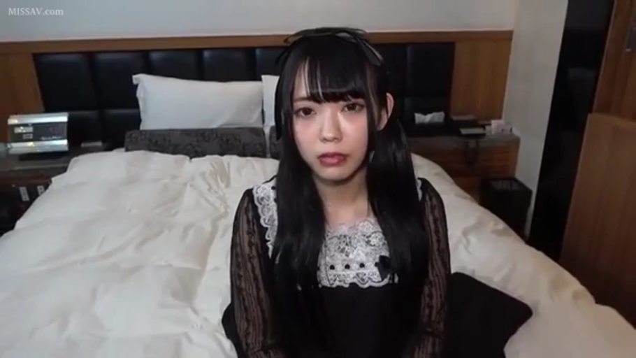 交谈 · 卧室 · 中景 · JK制服 · 盘腿坐 · 笑容 · 咖啡杯 · 剧情片