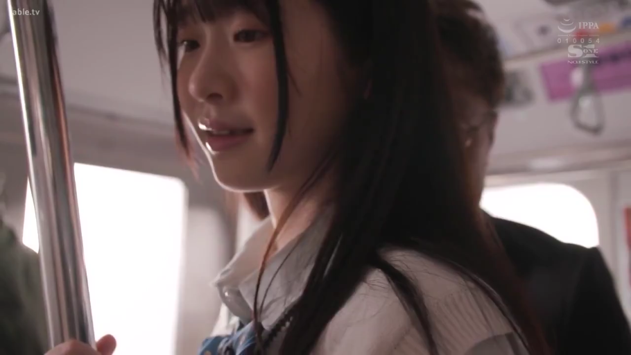 站立 · 制服 · 头部特写 · 电车