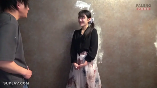 站立 · 微笑 · 交流 · 摄影棚 · 男性 · 碎花长裙 · 发饰 · 全身特写