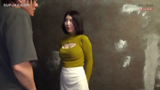 站姿 · 平静 · 昏暗的房间 · 对峙 · 暗光环境 · 黄色镂空上衣