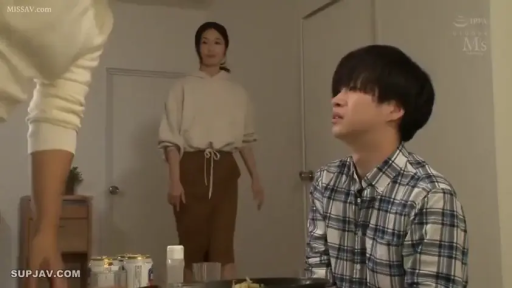 坐姿 · 委屈 · 中景 · 客厅 · 剧情 · 谈话 · 休闲服 · 啤酒