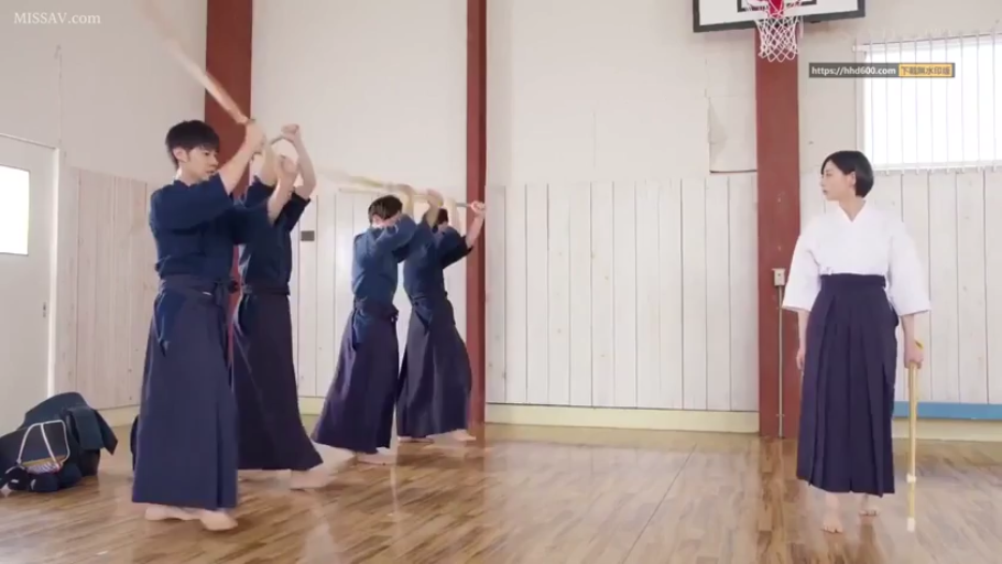 严肃 · 站立 · 远景 · 体育馆 · 剑道服 · 练习 · 竹剑