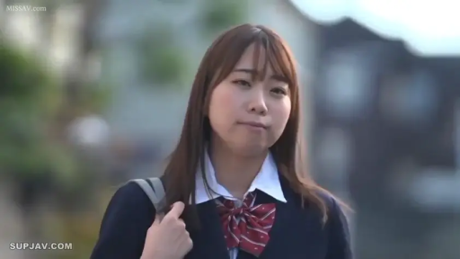 蝶ネクタイ · 站立 · 顔のクローズアップ · 注視 · 书包 · 户外街道 · 女子学生 · 嘟嘴