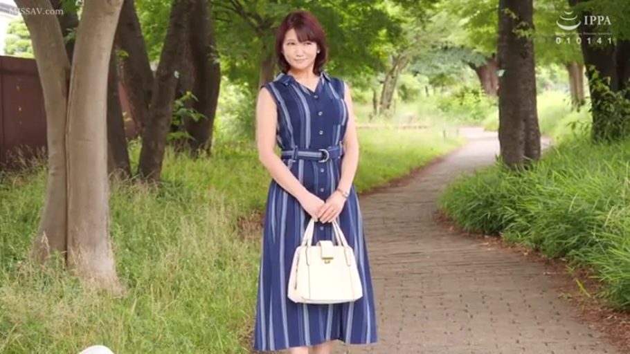 室内 · 坐姿 · 迷离 · 性行为 · 灰色上衣 · 特写