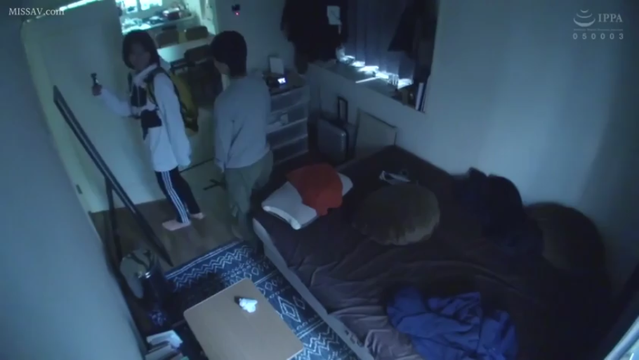 寻找 · 正常 · 公寓 · 站立 · 手电筒 · 低光环境 · 卫衣