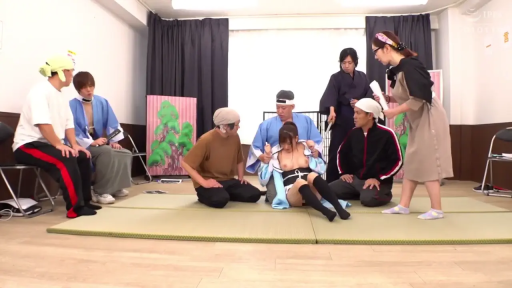 坐姿 · 全景 · 榻榻米房间 · 露乳和服