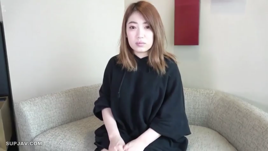 坐姿 · 平静 · 面对镜头 · 上半身 · 室内沙发 · 黑色连帽衫