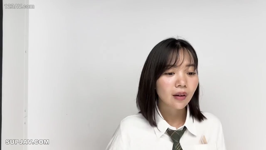 室内 · 脸部特写 · 站立 · 自然 · 制服 · 短发 · 说话