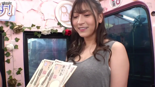 单人 · 站姿 · 微笑 · 灰色背心 · 车内 · 日元纸币 · 展示金钱