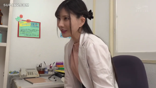 坐姿 · 交谈 · 白大褂 · 微笑 · 侧脸 · 诊室 · 听诊器