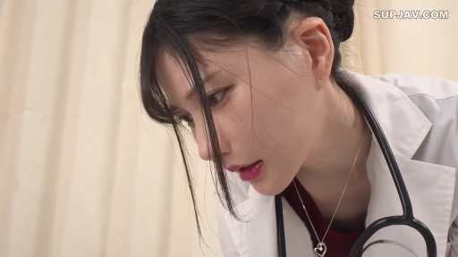 白大褂 · 俯身 · 专注 · 面部特写 · 注视 · 诊室 · 听诊器 · 编发