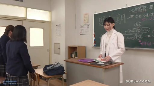 白大褂 · 教室 · 站立 · 远景 · 黑板 · 专业 · 讲课 · 师生制服