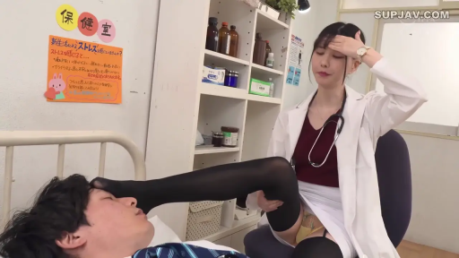 白大褂 · 站姿 · 上半身 · 听诊器 · 疲惫 · 医务室 · 女医生 · 抚摸额头