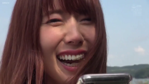 面部 · 低头 · 手机 · 户外 · 大笑 · 玩手机