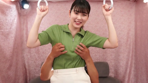 室内 · 上半身 · 笑容 · 痴汉 · 揉胸 · 站立举手 · 绿色短袖Polo衫 · 巴士拉环