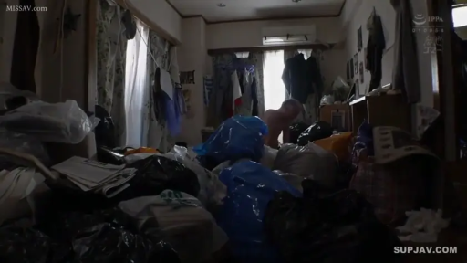 坐姿 · 全裸 · 远景 · 模糊 · 垃圾袋 · 杂乱的室内 · 脏乱