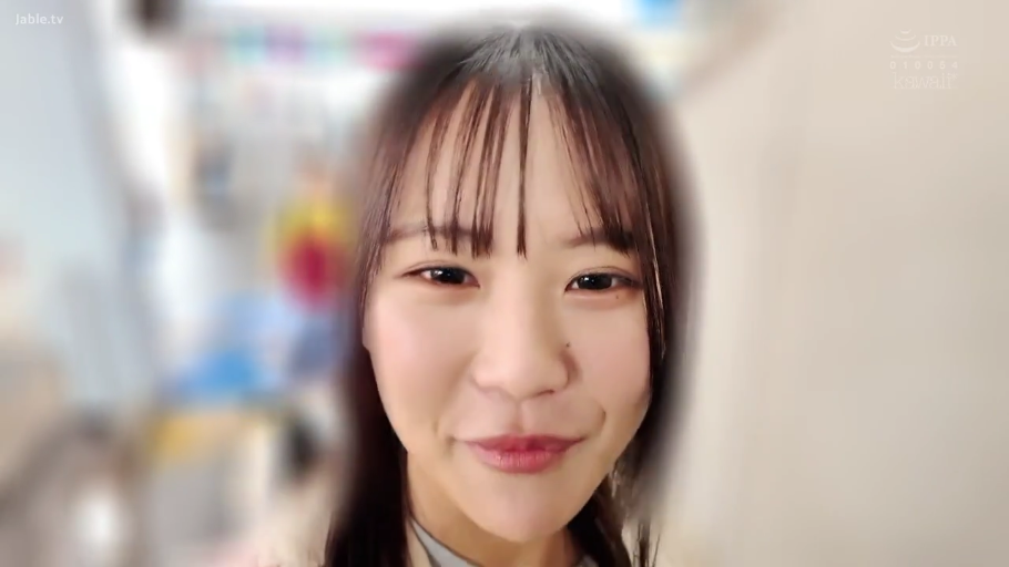 Indoor · Close-up of the face · Smile · Gaze · 长发 · Casual wear · Front-facing lens