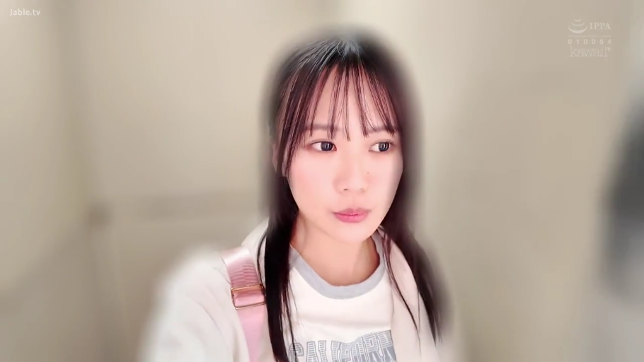 室內 · 站立 · 自然 · 面部特寫 · 注視 · 日本AV · 白色卫衣 · 粉色肩带