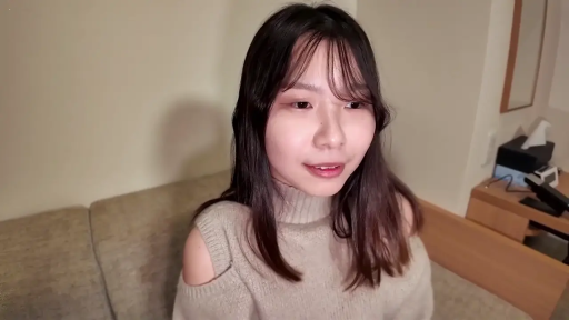 坐姿 · 交谈 · 卧室 · 沙发 · 自然 · 长发 · 露肩针织衫 · 胸部以上