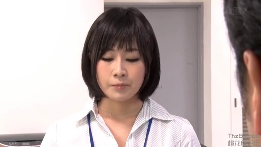 室内 · 校服 · 站立 · 中景 · 自然 · 对比展示 · 2D与真人对比