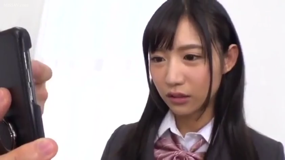 室内 · 站立 · 面部特写 · 看手机 · 手机 · JK制服 · 清纯 · 担忧