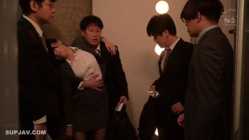 昏迷 · 全景 · 职场 · 室内走廊 · 聚集 · 西装职业装 · 站立搀扶 · 证件卡