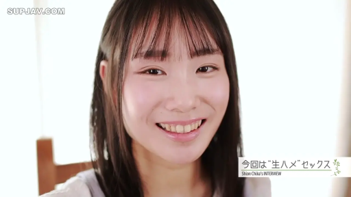 室内 · 坐姿 · 面部 · 微笑 · 休闲装 · 清纯 · 访谈