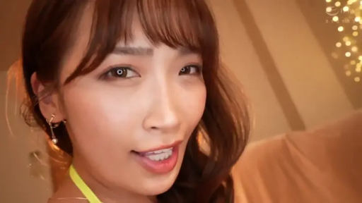 室内 · 顔部のクローズアップ · 诱惑 · 长发 · インタラクティブ · カメラに近づいて · 黄色比基尼