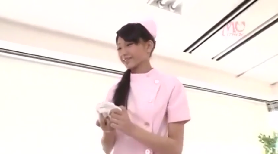 室内 · 站立 · 微笑 · 粉色护士服 · 白布 · 护士主题 · 持有物品