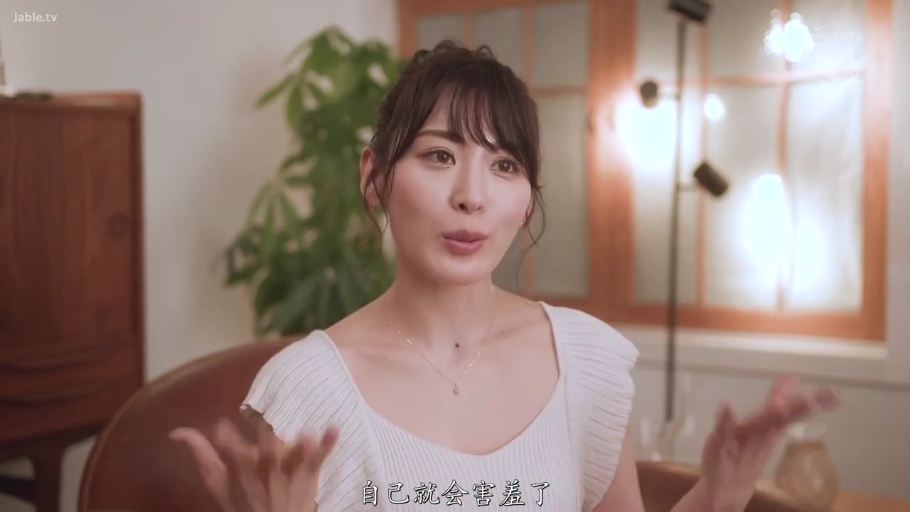 卧室 · 陶醉 · 白衬衫 · 成人内容 · 近景 · 抚摸 · 床单 · 侧卧
