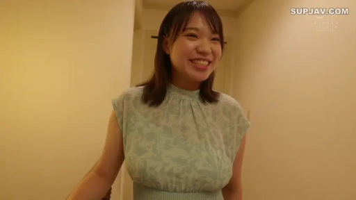 室內 · 站立 · 中景 · 微笑 · 长发 · 喜悦 · 无袖碎花上衣