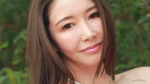 面部特写 · 首饰 · 注视镜头 · 歪头 · 温柔微笑 · 户外园林 · 珍珠项链 · 长直发