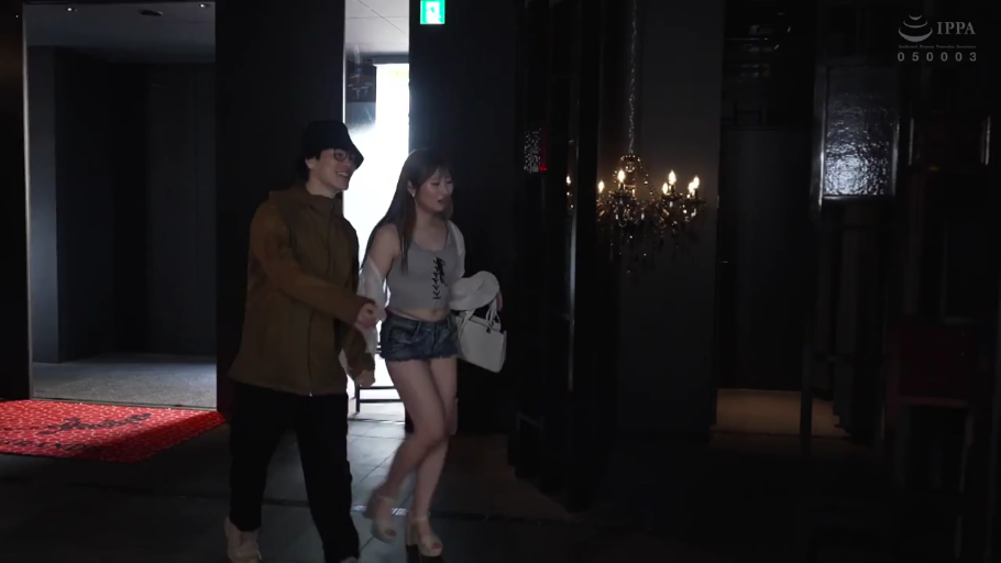 微笑 · 远景 · 手提包 · 行走 · 吊带衫 · 昏暗 · 室内走廊 · 进房