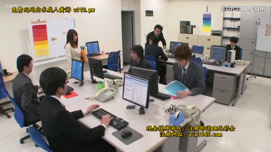 坐姿 · 严肃 · 办公室 · 电脑 · 职业装 · 远景 · 办公 · 职场